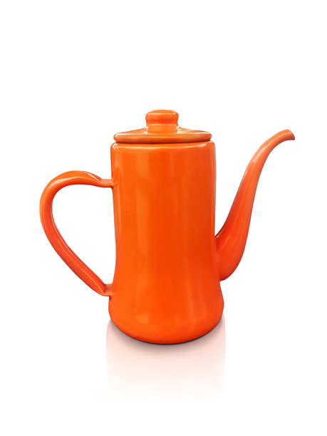 复古风格的金属橙色水壶，白色背景上孤立。图片下载