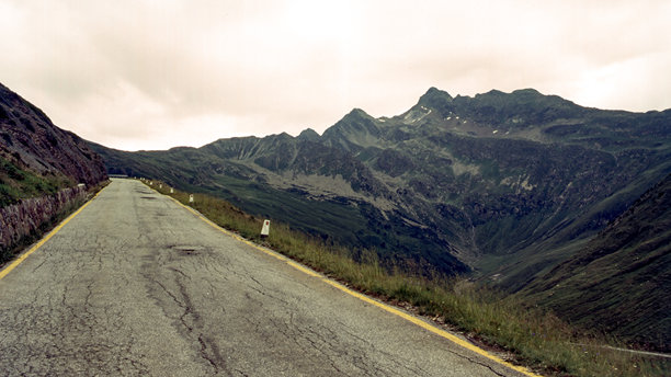 意大利博尔扎诺省，夏日，通往彭内斯山口公路旁的山地风光图片下载