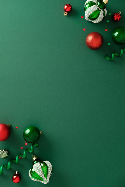 垂直圣诞节横幅。顶部和底部角落饰有红色、绿色和圣诞球，背景为深绿色。图片下载