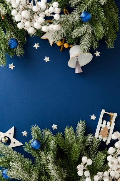 圣诞节竖框，饰有结霜的冷杉枝和木制雪橇，背景为蓝色图片下载