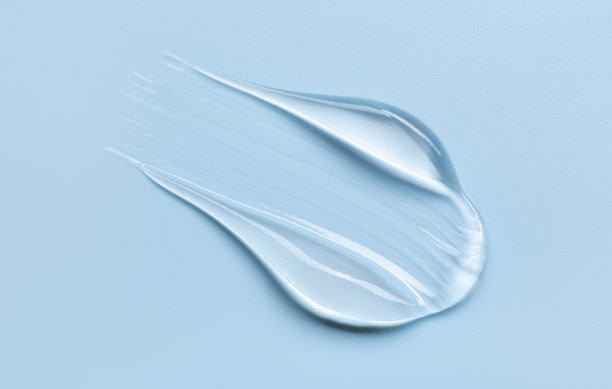 蓝色背景下，化妆品凝胶精华质地的特写照片图片下载