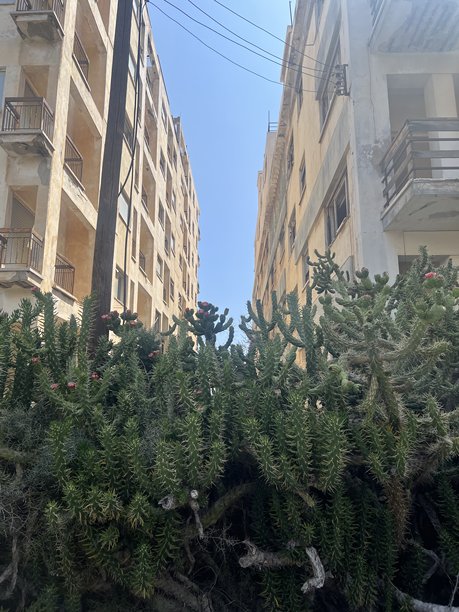 北塞浦路斯法马古斯塔瓦罗沙鬼城，废弃的海滨度假村建筑，素材图片图片下载