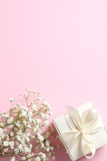 粉色背景上礼物盒和满天星的垂直视图照片图片下载
