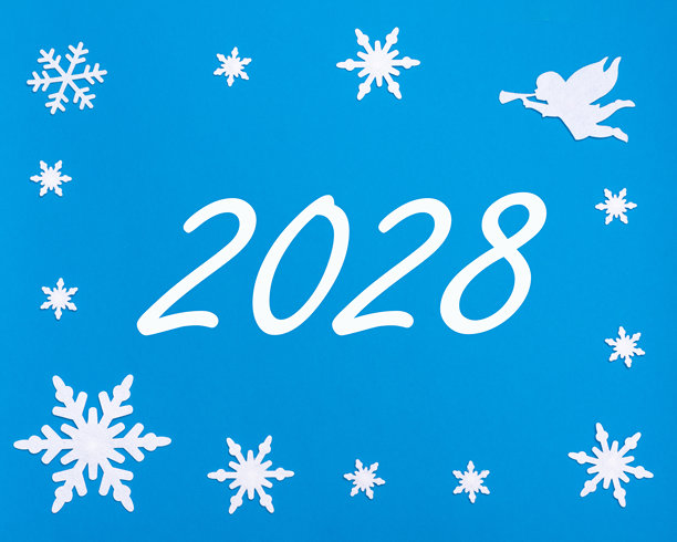 新年贺卡。日历日期2028，蓝色背景，饰有圣诞雪花和白色天使。图片下载