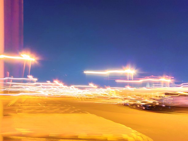 夜景照片，有模糊的光线线条效果，很可能是由于长时间曝光摄影技术造成的。图片下载