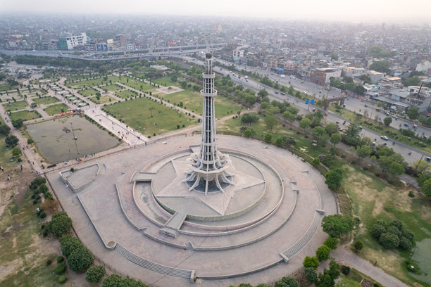 巴基斯坦拉合尔大伊克巴尔公园米纳尔-e-巴基斯坦的风景航拍图。绿色空间、纪念碑和充满活力的城市天际线。图片下载