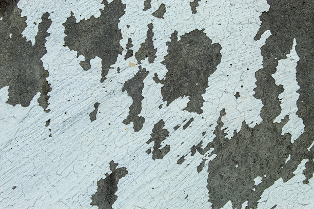 老旧墙面纹理，带有剥落的白色油漆。下方是灰色的混凝土表面。复古。图片下载