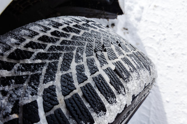 汽车轮胎在雪地里留下痕迹，素材图片图片下载