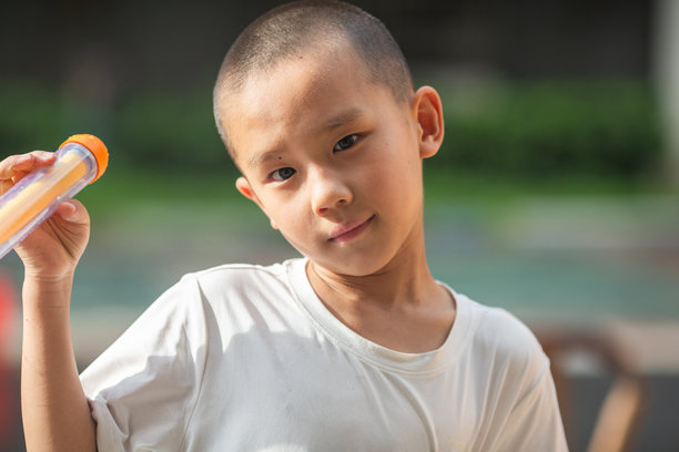 男孩在玩水枪。图片下载