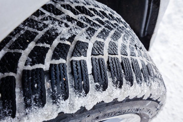 雪地里的汽车轮胎印记，素材图片图片下载