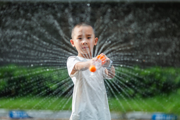 男孩在玩水枪。图片下载