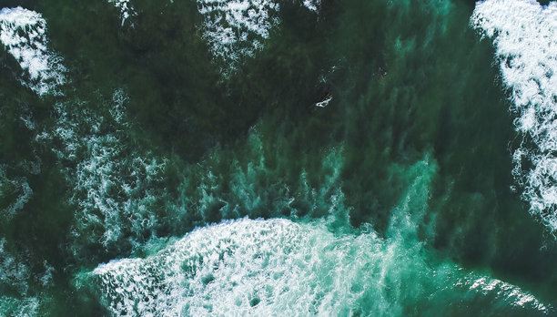 航拍无人机照片，展示葡萄牙大西洋海岸线碧绿蓝色的海水图片下载