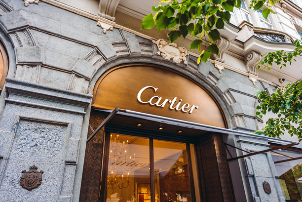 捷克共和国布拉格 - 2025年5月9日：卡地亚（Cartier）奢侈品牌店入口及标志。图片下载
