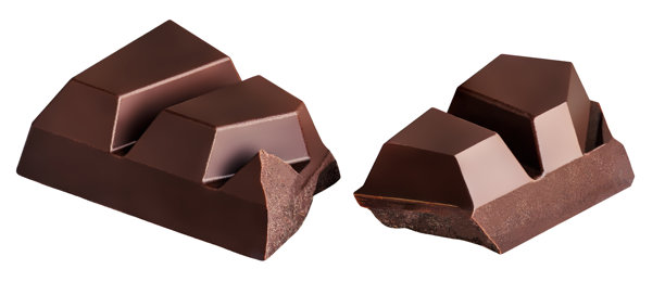 深色巧克力块，孤立在白色背景上。精选。高质量的碎巧克力块和立方体。图片下载