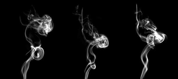 抽象的白色烟雾漩涡在黑色背景上形成动态的流动纹理，非常适合品牌推广、强调神秘感的创意视觉效果以及极简的氛围。图片下载