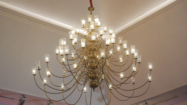 室内优雅复古吊灯，灯光温暖图片下载