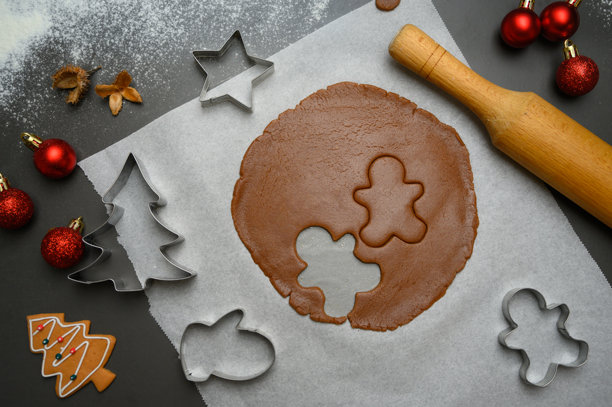 节日烘焙场景，有姜饼面团和节日饼干模具。图片下载