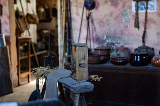 复古手工艺人工作室内部，陈设着传统陶器和乡村风格的木制家具图片下载