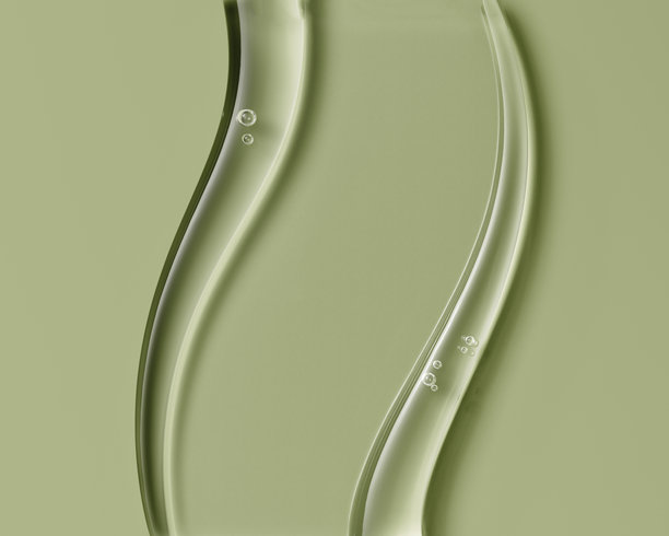 美容产品展示模板的波浪状面部精华液或透明凝胶质地，3D渲染绿色化妆品背景图片下载