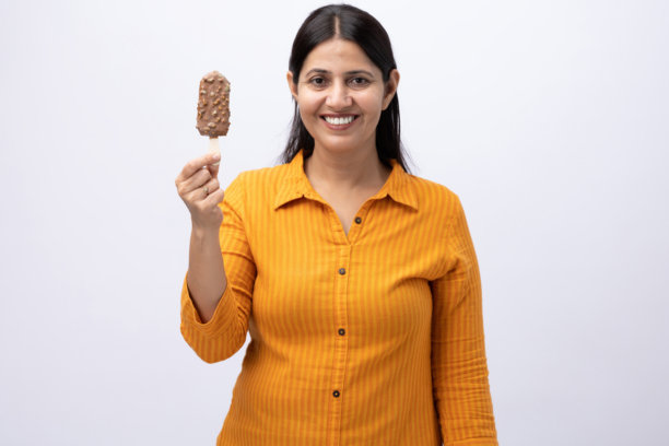 中年女性在白色背景下吃冰淇淋的图片素材图片下载