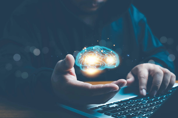 一位商人手持虚拟人脑，象征着人工智能、深度学习、机器学习、创新、战略思维和未来商业智能的概念。图片下载