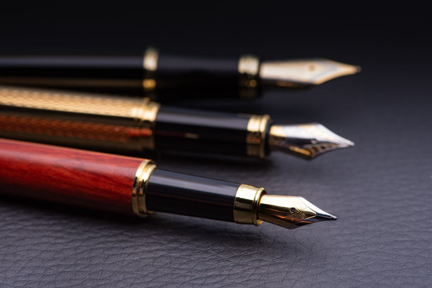 钢笔，黑色背景上钢笔的美丽细节，低调照片，选择性对焦。图片下载