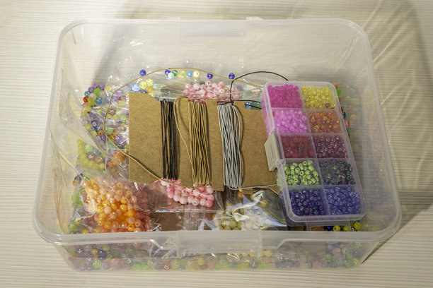 DIY串珠手工套装，内含彩色珠子和串线材料图片下载
