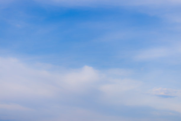 晴朗的天空，一张高分辨率的图片，展示了充满零散白色积云的鲜艳蓝天。自然日光突出了云朵的柔软纹理。图片下载