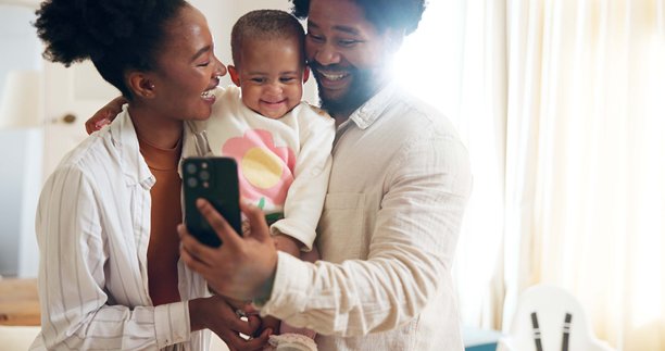 微笑的黑人家庭与婴儿在家自拍，用于摄影、社交媒体帖子和亲子时光。快乐的父母和孩子更新头像，共同创造回忆，关注儿童发展健康。图片下载