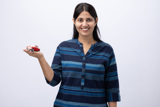 身穿蓝色库尔塔的成年女性的白色背景照片素材图片下载