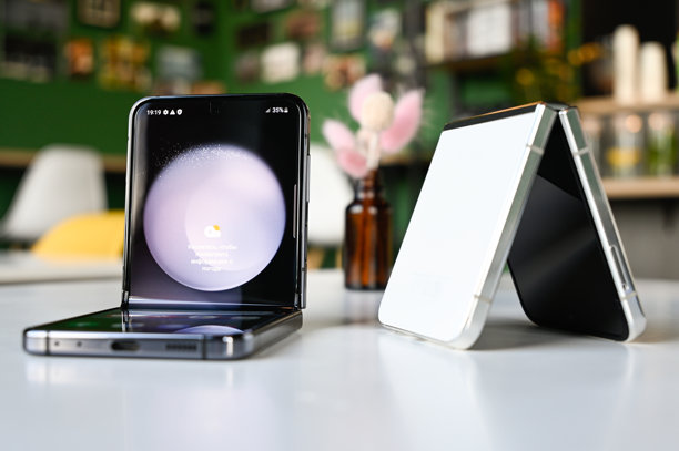 三星Galaxy Z Flip5智能手机图片下载