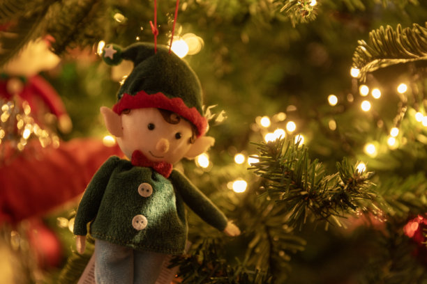 圣诞装饰和圣诞饰球挂在喜庆的圣诞树上图片下载