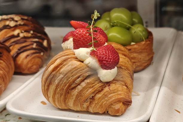 咖啡店里的草莓羊角面包图片下载
