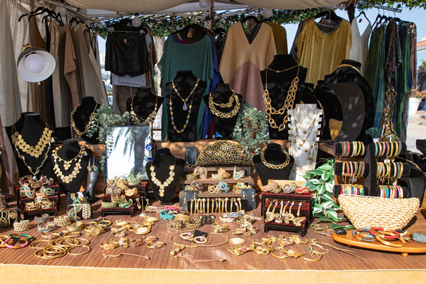 街头集市上的珠宝摊，金光闪闪。各种时尚珠宝和手工饰品。图片下载