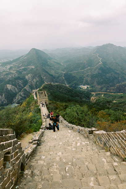 中国司马台长城未修复的原貌航拍图。山峰上的烽火台，中国，北京。竖幅照片图片下载