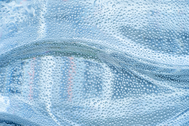 饮水瓶上的水滴纹理微距照片，可用作背景或壁纸；瓶身上水蒸气纹理的特写微距拍摄；瓶内的水珠，微距拍摄。图片下载