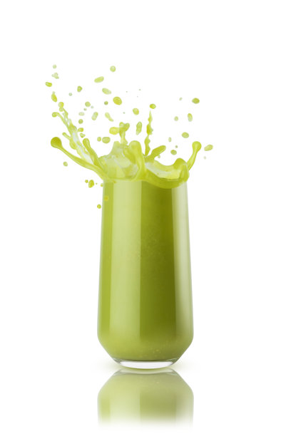 飞溅的绿色猕猴桃果汁，带有飞溅的水滴，在玻璃杯中溅出，孤立在背景上。富含菠菜、芹菜和绿叶蔬菜的能量维生素蔬菜鸡尾酒，适合健康的健身菜单、饮食和养生美食。图片下载