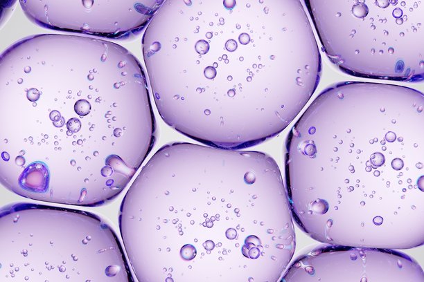 宏观的紫色凝胶表面，布满精致气泡，适合未来感品牌推广、生物技术演示和高品质纹理背景图片下载