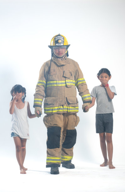 消防员身着全套装备将一名儿童安全疏散的棚拍照片图片下载