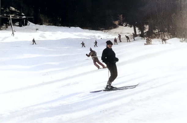 滑雪场上年轻运动女性的复古肖像。1985年复古照片。图片下载