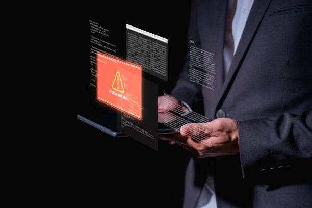 网络安全概念，一名商人触摸数字屏幕，显示系统被黑客入侵警告、数据泄露和网络攻击警报，用于在线安全风险防范。图片下载