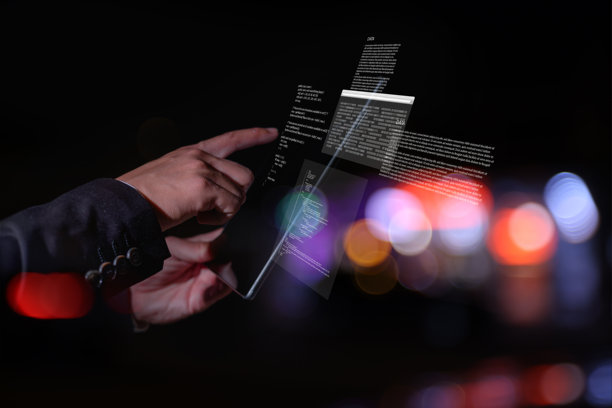 商务人士使用数字平板电脑，界面为未来科技虚拟数据，并带有编程屏幕，体现创新、网络安全和信息管理的技术理念。图片下载