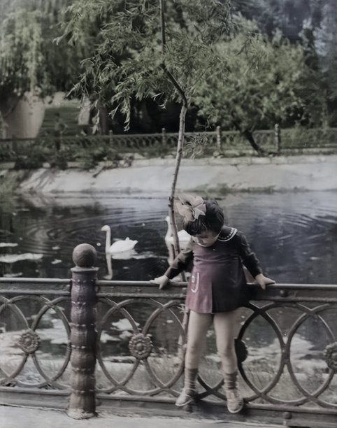 公园池塘边小女孩的复古肖像照，摄于 1972 年。图片下载