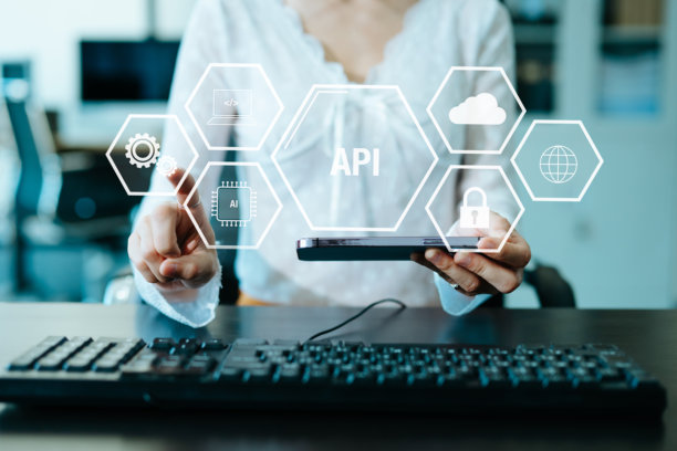 API应用程序编程接口，女性使用带有虚拟屏幕API图标的笔记本电脑、平板电脑和智能手机，软件开发工具，现代技术与网络概念。图片下载