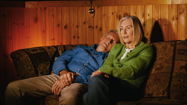 一对老年夫妇正在看电视里的电影，老先生睡着了图片下载