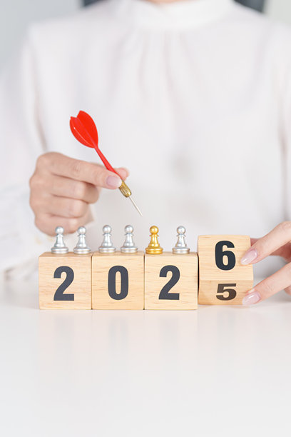 手持红色飞镖，指向人们的棋盘和2026年方块。目标、计划、行动、靶子、战略、领导力、新年和营销概念图片下载