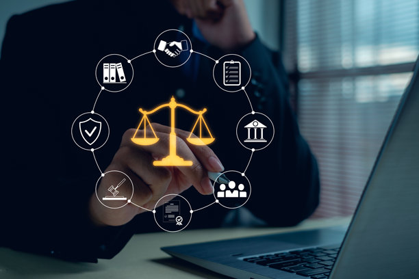 商人使用数字天平与法律图标在虚拟屏幕上，代表企业治理和现代法律技术中的法律、合规、公平及专业咨询。图片下载