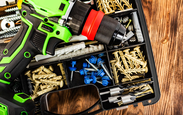 带快速释放卡盘的无绳螺丝刀放在塑料收纳盒上的照片。图片下载