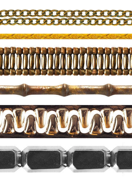 无缝隔离的4K铜链或青铜链和装饰性绑带的白色背景照片。图片下载