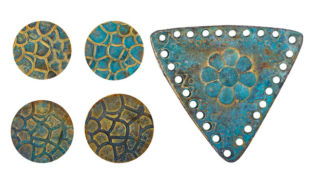 白色背景下，孤立的生锈磨损的铜质金属吊坠照片。图片下载